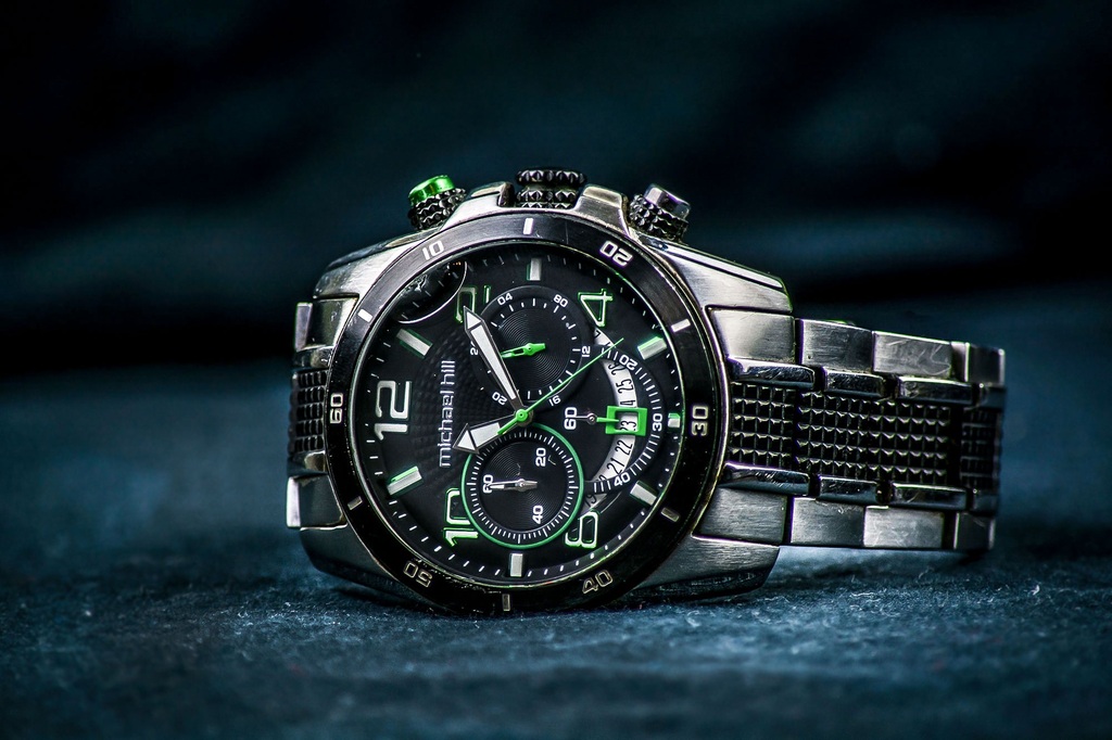 watch-hand-time-green-metal-black-1201858-pxhere.com